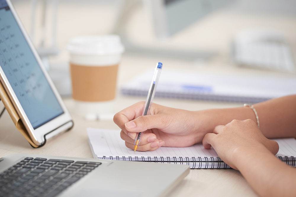 ragazza che scrive su un quaderno