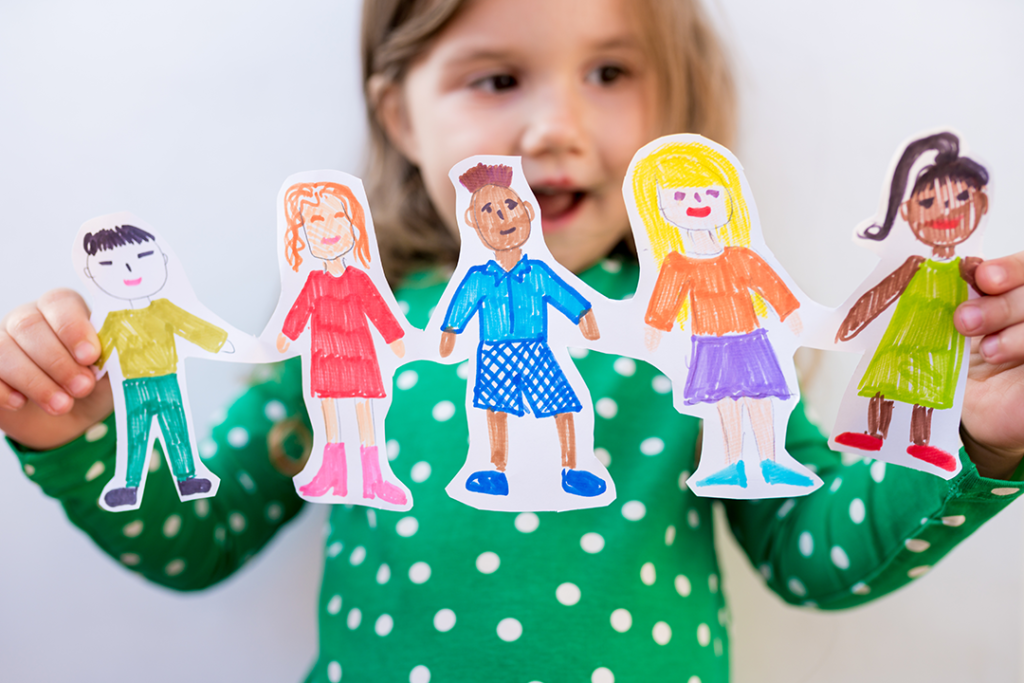 bambina che gioca con un ritaglio di carta